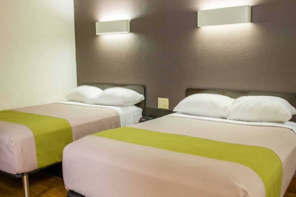 Foto van 2 tweepersoonsbedden | Suite, NSMK, Keuken - Vakantiehuis in San-Antonio - BedRoom