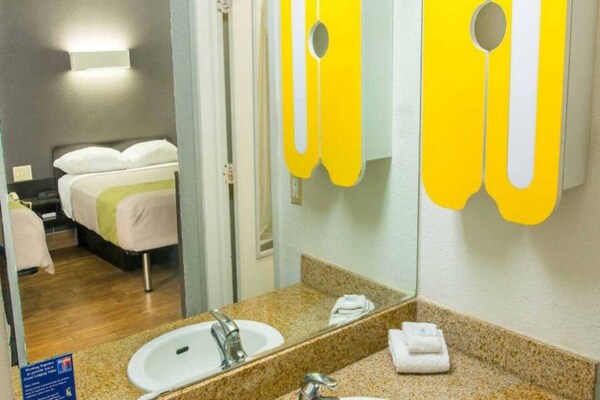 Foto van 2 tweepersoonsbedden | Suite, NSMK, Keuken - Vakantiehuis in San-Antonio - BathRoom