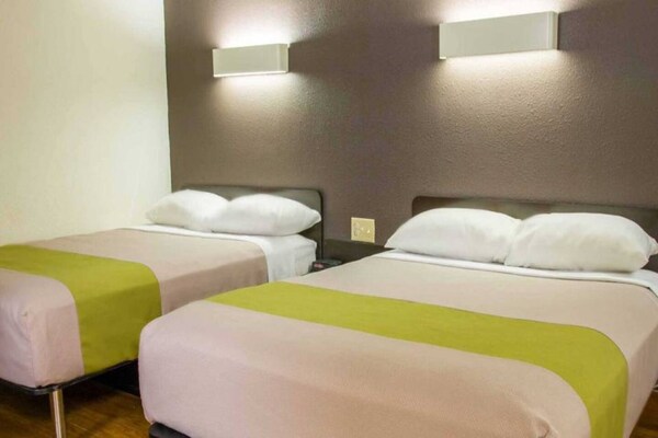 Foto van 2 tweepersoonsbedden | Rookvrij, Keuken - Vakantiehuis in San-Antonio - BedRoom