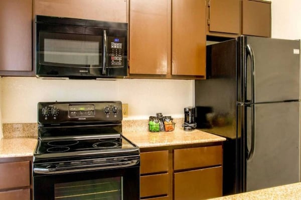 Foto van 1 tweepersoonsbed (Queensize) | Nsmk, Micfridge - Vakantiehuis in San-Antonio - Kitchen