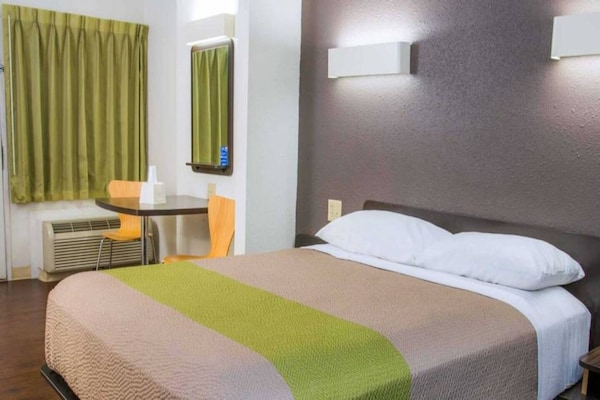 Foto van 1 tweepersoonsbed (Queensize) | Nsmk, Micfridge - Vakantiehuis in San-Antonio - BedRoom