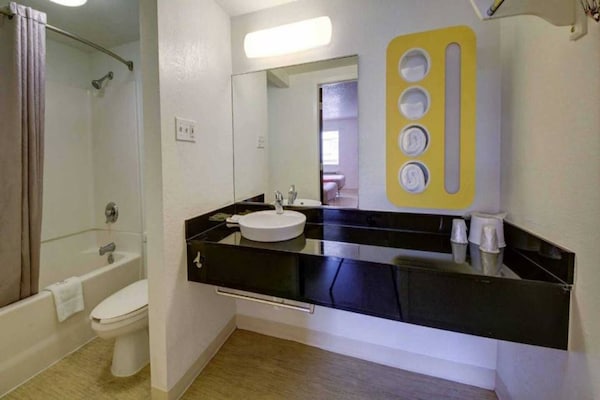 Foto van 1 kingsize bed | San Antonio - Vakantiehuis in San-Antonio - BathRoom