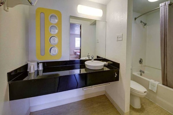 Foto van 1 kingsize bed | San Antonio - Vakantiehuis in San-Antonio - BathRoom