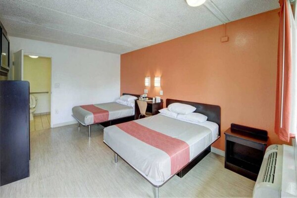 Foto van 2 tweepersoonsbedden (queensize) | Toegankelijk voor mindervaliden | Koelkast - BedRoom