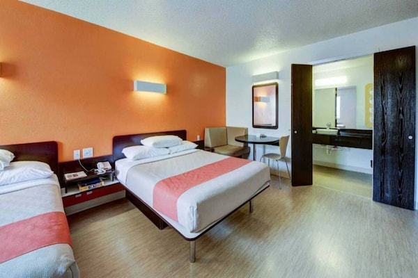 Foto van 2 tweepersoonsbedden (queensize) | Toegankelijk voor mindervaliden | Koelkast - BedRoom