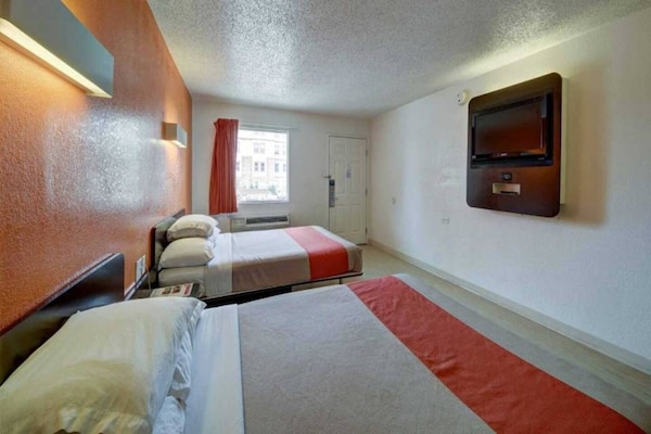 Foto van 2 tweepersoonsbedden (queensize) | Toegankelijk voor mindervaliden | Koelkast - BedRoom