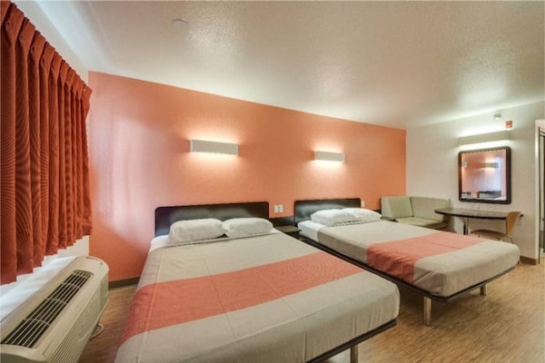 Foto van 2 tweepersoonsbedden (queensize) | Toegankelijk voor mindervaliden | Koelkast - BedRoom
