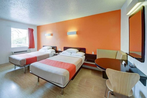 Foto van 2 tweepersoonsbedden (queensize) | Toegankelijk voor mindervaliden | Koelkast - BedRoom