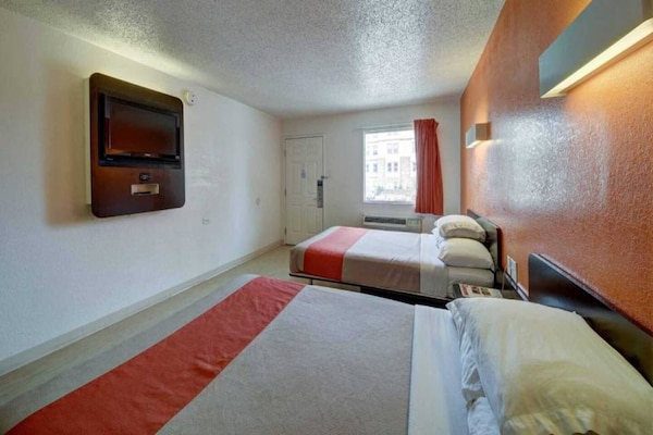 Foto van 2 tweepersoonsbedden (queensize) | Toegankelijk voor mindervaliden | Koelkast - BedRoom