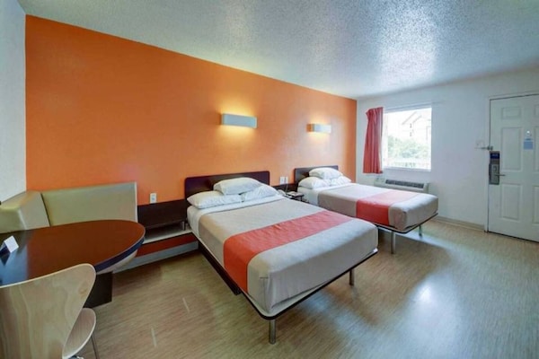 Foto van 2 tweepersoonsbedden (queensize) | Toegankelijk voor mindervaliden | Koelkast - BedRoom