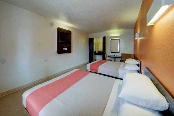 Foto van 2 tweepersoonsbedden (queensize) | Toegankelijk voor mindervaliden | Koelkast - BedRoom