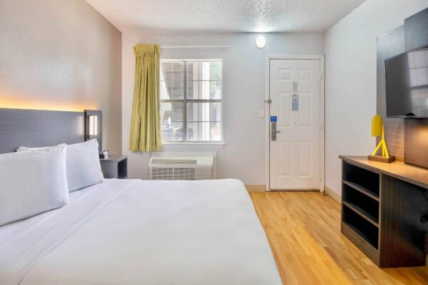 Foto van 1 tweepersoonsbed | Douche (conform ADA/RI-richtlijnen) - BedRoom