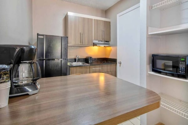 Foto van 2 tweepersoonsbedden | rookvrij - Vakantiehuis in San-Antonio - Kitchen