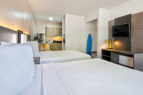 Foto van 2 tweepersoonsbedden | rookvrij - Vakantiehuis in San-Antonio - BedRoom