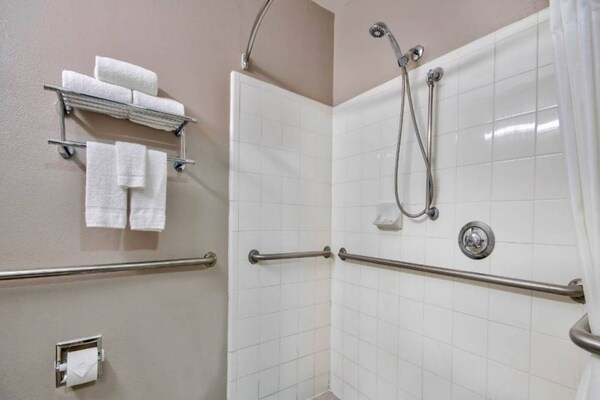 Foto van 2 tweepersoonsbedden | rookvrij - Vakantiehuis in San-Antonio - BathRoom