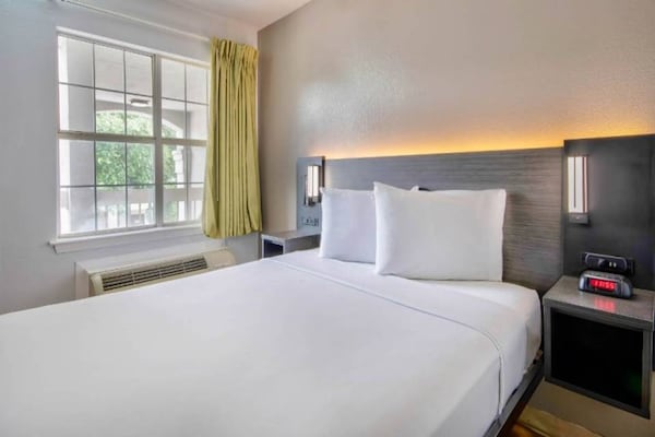 Foto van 1 tweepersoonsbed (queensize) | rookvrij - Vakantiehuis in San-Antonio - BedRoom
