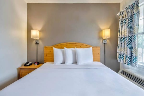 Foto van 1 kingsize bed | suite, slaapbank - Vakantiehuis in San-Antonio - BedRoom