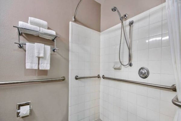 Foto van 1 kingsize bed | suite, slaapbank - Vakantiehuis in San-Antonio - BathRoom