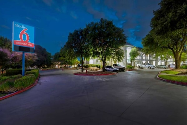 Foto van 1 kingsize bed | suite, slaapbank - Vakantiehuis in San-Antonio - ExteriorSummer