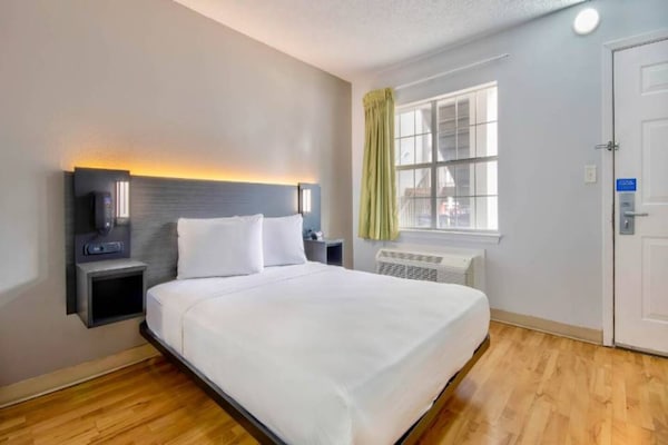Foto van 1 kingsize bed | suite, slaapbank - Vakantiehuis in San-Antonio - BedRoom