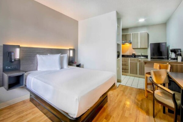 Foto van 1 kingsize bed | suite, slaapbank - Vakantiehuis in San-Antonio - BedRoom