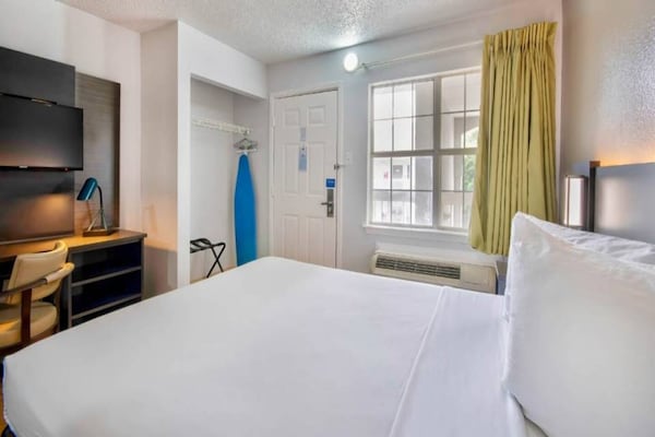 Foto van 1 kingsize bed | rokersslaapbank - Vakantiehuis in San-Antonio - BedRoom