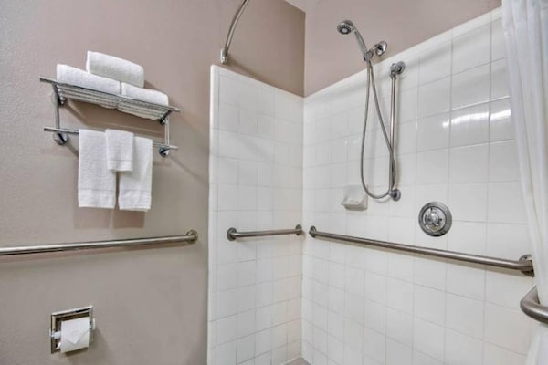 Foto van 1 kingsize bed | rokersslaapbank - Vakantiehuis in San-Antonio - BathRoom