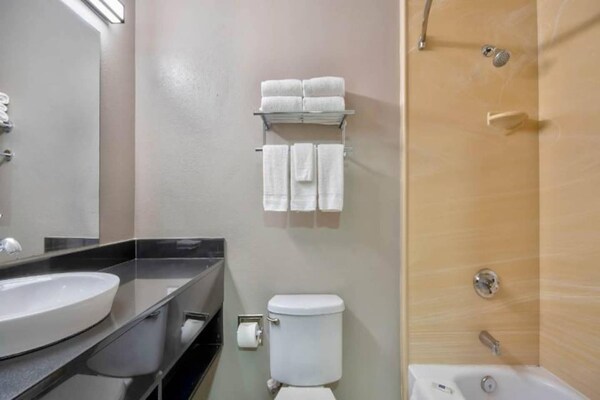 Foto van 1 kingsize bed | rokersslaapbank - Vakantiehuis in San-Antonio - BathRoom