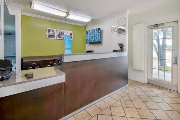 Foto van 1 kingsize bed | rokersslaapbank - Vakantiehuis in San-Antonio - FloorPlan