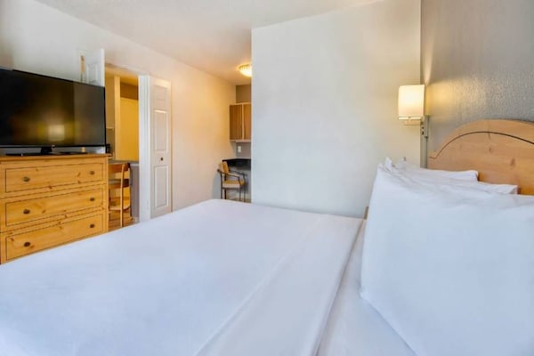 Foto van 1 kingsize bed | rokersslaapbank - Vakantiehuis in San-Antonio - BedRoom