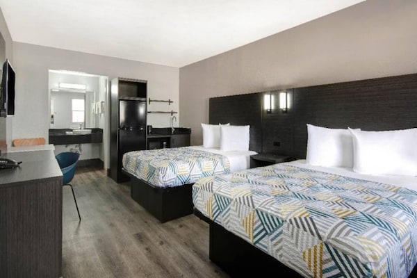 Foto van 2 tweepersoonsbedden | Rookvrij, Keuken - Vakantiehuis in San-Antonio - BedRoom