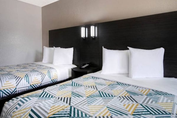 Foto van 2 tweepersoonsbedden | Rookvrij, Keuken - Vakantiehuis in San-Antonio - BedRoom