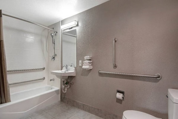 Foto van 2 tweepersoonsbedden | Rookvrij, Keuken - Vakantiehuis in San-Antonio - BathRoom