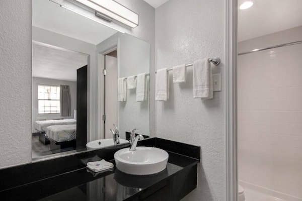 Foto van 2 tweepersoonsbedden | Rookvrij, Keuken - Vakantiehuis in San-Antonio - BathRoom