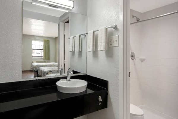 Foto van 2 tweepersoonsbedden | Rookvrij, Keuken - Vakantiehuis in San-Antonio - BathRoom