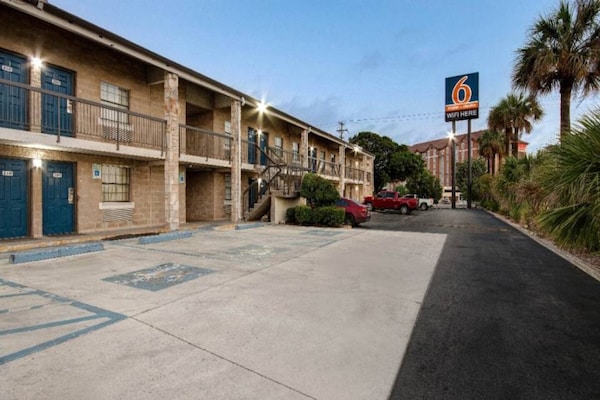 Foto van 2 tweepersoonsbedden | Rookvrij, Keuken - Vakantiehuis in San-Antonio - ExteriorSummer