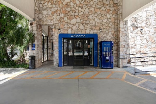 Foto van 2 tweepersoonsbedden | Rookvrij, Keuken - Vakantiehuis in San-Antonio - ExteriorSummer