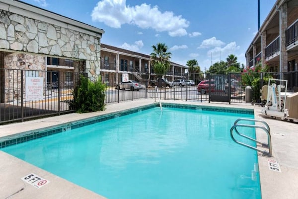 Foto van 2 tweepersoonsbedden | Rookvrij, Keuken - Vakantiehuis in San-Antonio - Pool