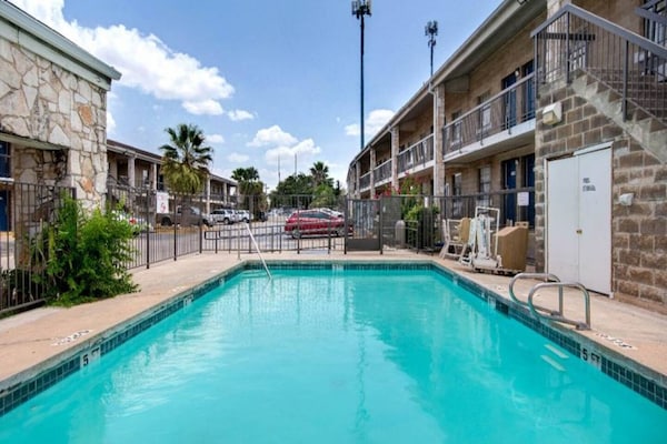 Foto van 2 tweepersoonsbedden | Rookvrij, Keuken - Vakantiehuis in San-Antonio - Pool