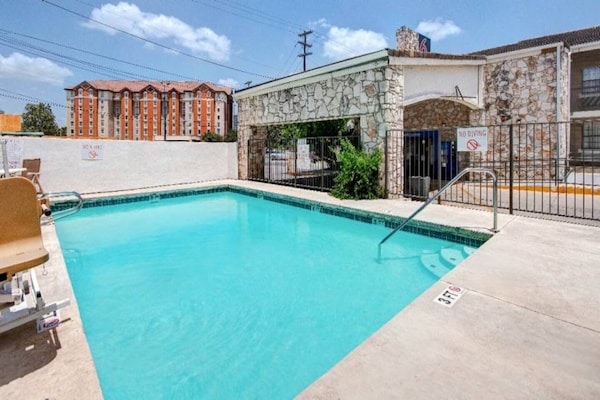 Foto van 2 tweepersoonsbedden | Rookvrij, Keuken - Vakantiehuis in San-Antonio - Pool
