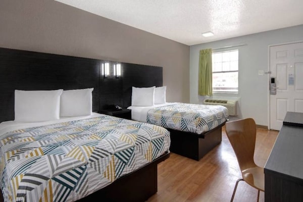 Foto van 2 tweepersoonsbedden | Rookvrij, Keuken - Vakantiehuis in San-Antonio - BedRoom
