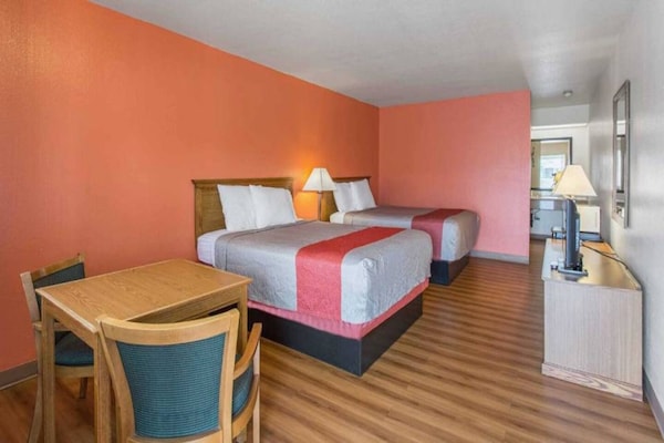 Foto van 2 tweepersoonsbedden (queensize) | Niet-roken, koelkast - BedRoom