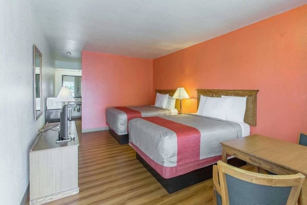 Foto van 2 tweepersoonsbedden (queensize) | Niet-roken, koelkast - BedRoom