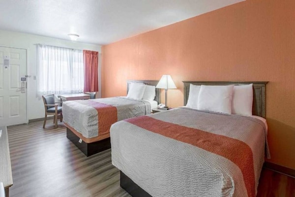 Foto van 2 tweepersoonsbedden (queensize) | Niet-roken, koelkast - BedRoom