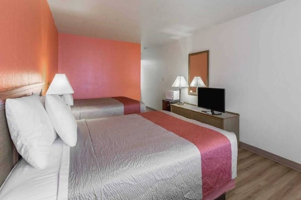 Foto van 2 tweepersoonsbedden (queensize) | Niet-roken, koelkast - BedRoom