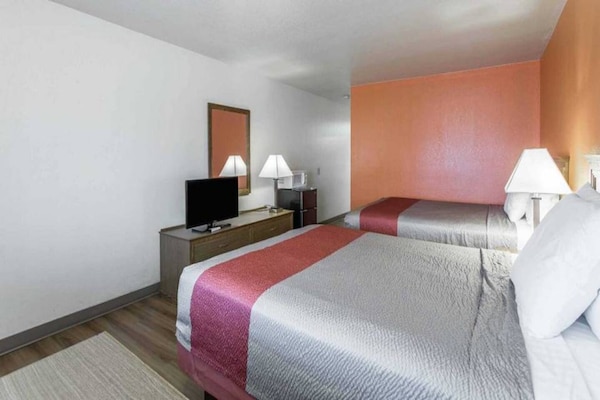 Foto van 2 tweepersoonsbedden (queensize) | Niet-roken, koelkast - BedRoom