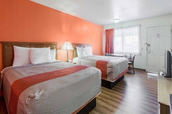 Foto van 2 tweepersoonsbedden (queensize) | Niet-roken, koelkast - BedRoom