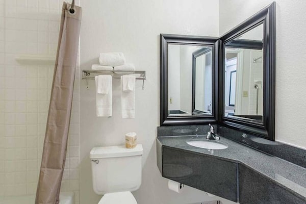 Foto van 2 tweepersoonsbedden (queensize) | Niet-roken, koelkast - BathRoom