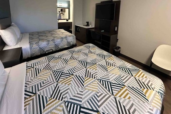 Foto van 2 tweepersoonsbedden (queensize) | Niet-roken, koelkast (Micfridge) - BedRoom