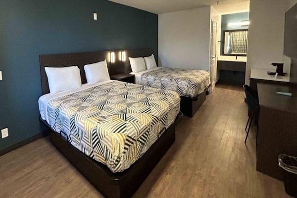 Foto van 2 tweepersoonsbedden (queensize) | Niet-roken, koelkast (Micfridge) - BedRoom